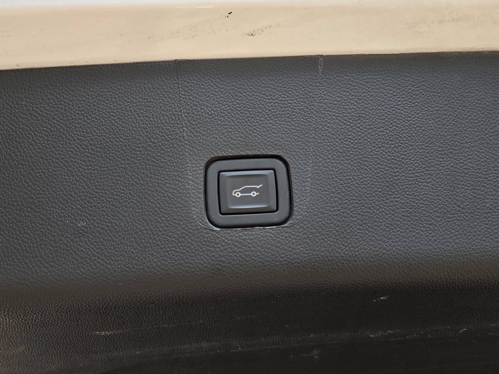 Used 2023 Chevrolet Traverse LT FWD image 27
