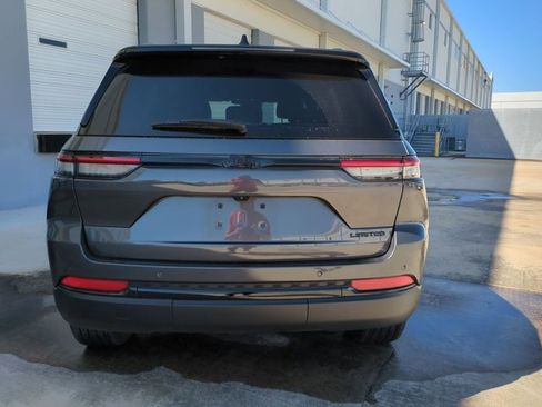 Used 2024 Jeep Grand Cherokee Limited w/ Black Appearance Package image 7