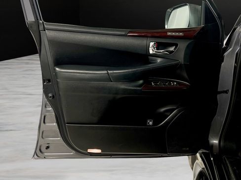 Used 2015 Lexus LX 570 4WD w/ Luxury Package image 38