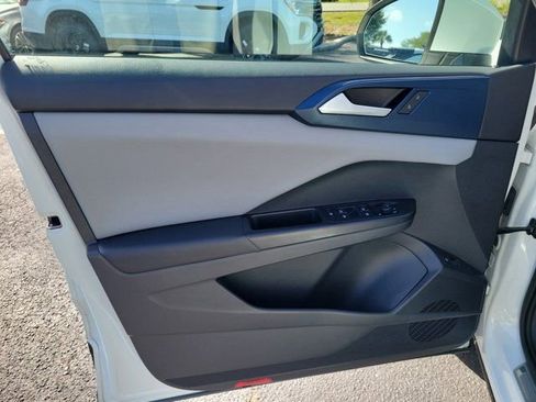 Used 2023 Volkswagen Taos SE image 15