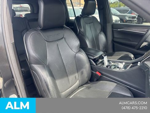 Used 2023 Jeep Grand Cherokee Overland w/ Luxury Tech Group IV AWD/4WD image 10