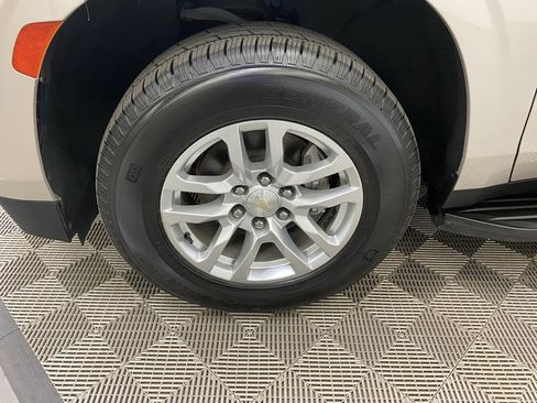 Used 2021 Chevrolet Suburban LT image 6