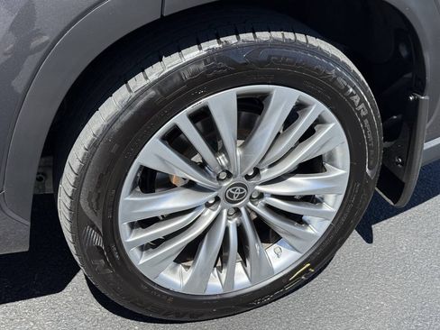 Used 2023 Toyota Highlander Platinum FWD image 10