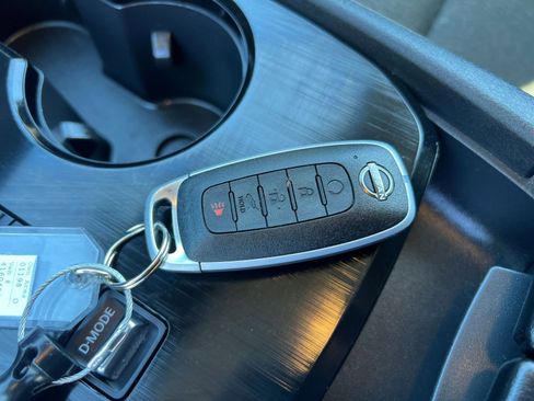 Used 2025 Nissan Rogue SV image 22