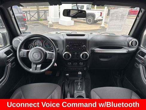 Used 2017 Jeep Wrangler Unlimited Sahara w/ Connectivity Group AWD/4WD image 18