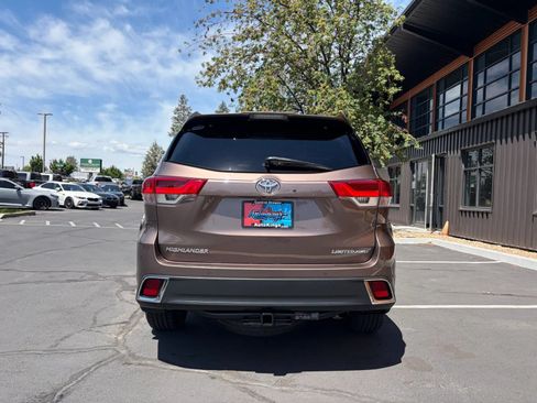 Used 2018 Toyota Highlander Limited w/ Carpet Mat Package (TMS) AWD/4WD image 4