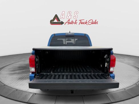 Used 2017 Toyota Tacoma TRD Sport image 15