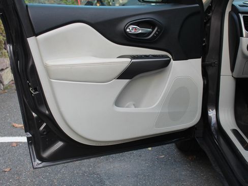 Used 2019 Jeep Cherokee Limited image 12