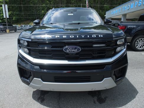 Used 2025 Ford Expedition Platinum w/ Driver's Package AWD/4WD image 8