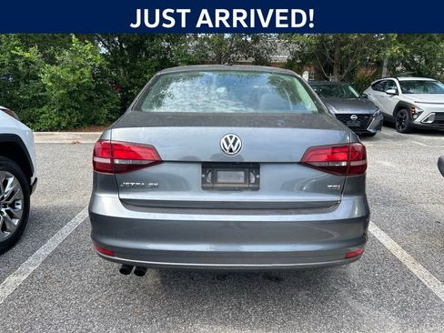 Used 2018 Volkswagen Jetta SE FWD image 2