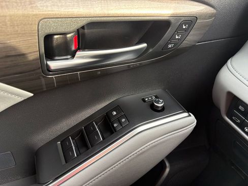 Used 2024 Toyota Highlander Limited image 25
