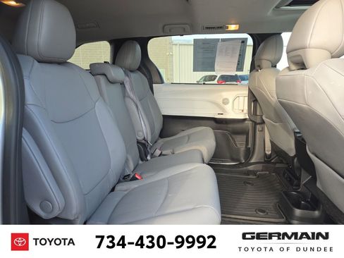 Used 2025 Toyota Sienna XLE image 19