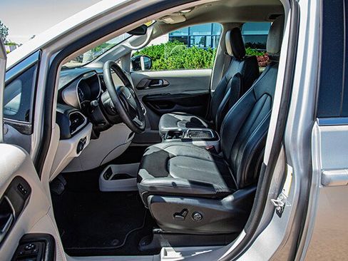 Used 2024 Chrysler Pacifica Touring-L FWD image 14