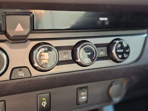 Used 2017 Toyota Tacoma TRD Sport image 30