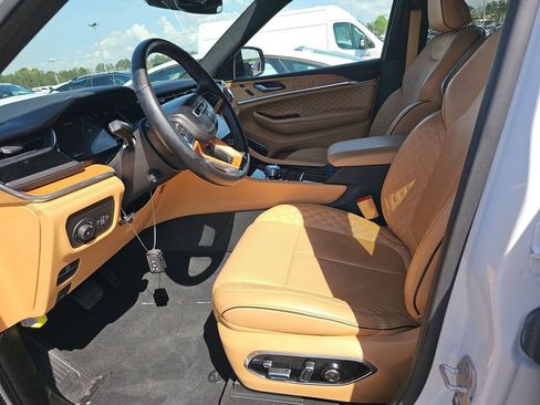 Used 2024 Jeep Grand Cherokee Summit AWD/4WD image 7