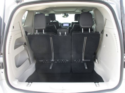 Used 2024 Chrysler Pacifica Limited image 19