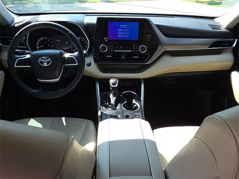 Used 2024 Toyota Highlander XLE image 10