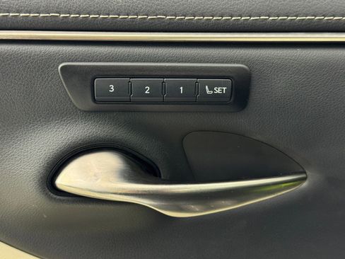 Used 2022 Lexus ES 300h w/ Premium Package image 17