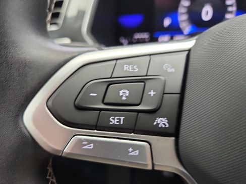 Used 2023 Volkswagen Tiguan SE w/ Panoramic Sunroof Package image 13