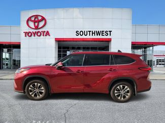 Used 2021 Toyota Highlander XLE FWD video 3