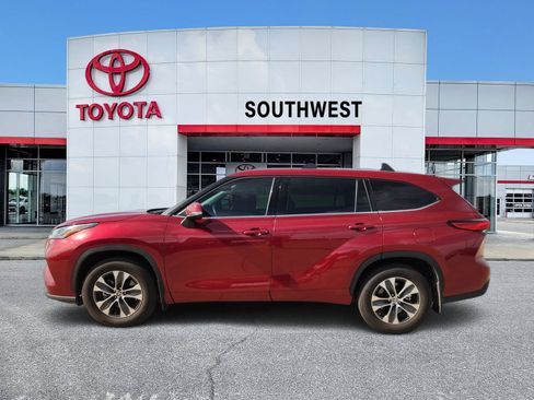 Used 2021 Toyota Highlander XLE FWD image 3