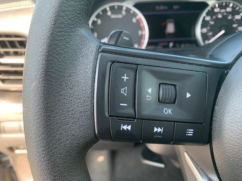 Used 2024 Nissan Rogue SV FWD image 29