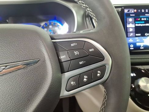 Used 2023 Chrysler Pacifica Touring-L FWD image 16