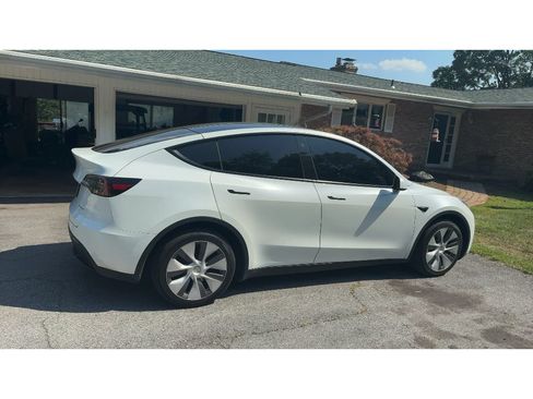 Used 2023 Tesla Model Y Long Range AWD/4WD image 3