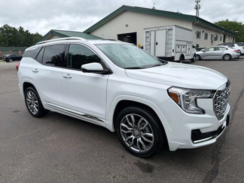 Used 2024 GMC Terrain Denali w/ Denali Premium Package AWD/4WD image 7