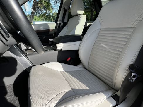 Used 2023 Land Rover Discovery S image 17