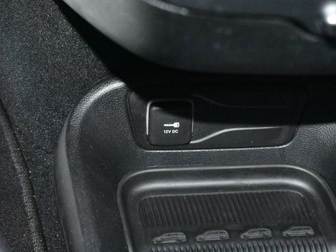 Used 2025 Chrysler Pacifica Select image 17