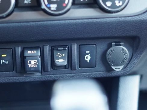 Used 2019 Toyota Tacoma TRD Off-Road w/ Technology Package AWD/4WD image 37