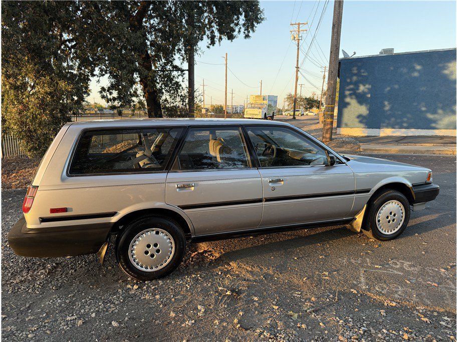 Used 1989 Toyota Camry Deluxe FWD image 6