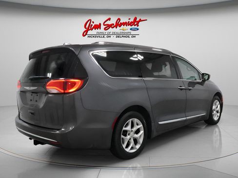 Used 2018 Chrysler Pacifica Touring-L w/ Tire & Wheel Group image 9