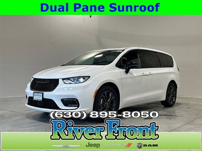 New 2026 Chrysler Pacifica Select