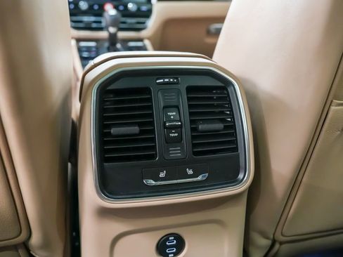 Certified 2025 Porsche Macan AWD/4WD image 20