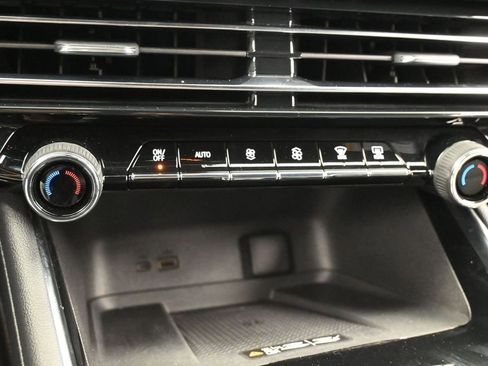 Used 2025 Chevrolet Traverse LT FWD image 21