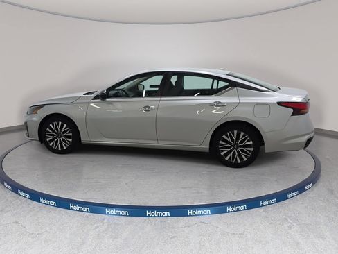 Used 2024 Nissan Altima 2.5 SV FWD image 9