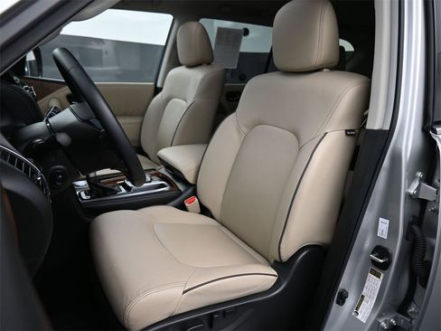 Used 2024 Nissan Armada SL w/ Captain's Chairs Package image 18