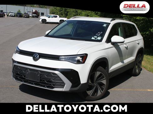 Used 2026 Volkswagen Taos SE AWD/4WD image 1