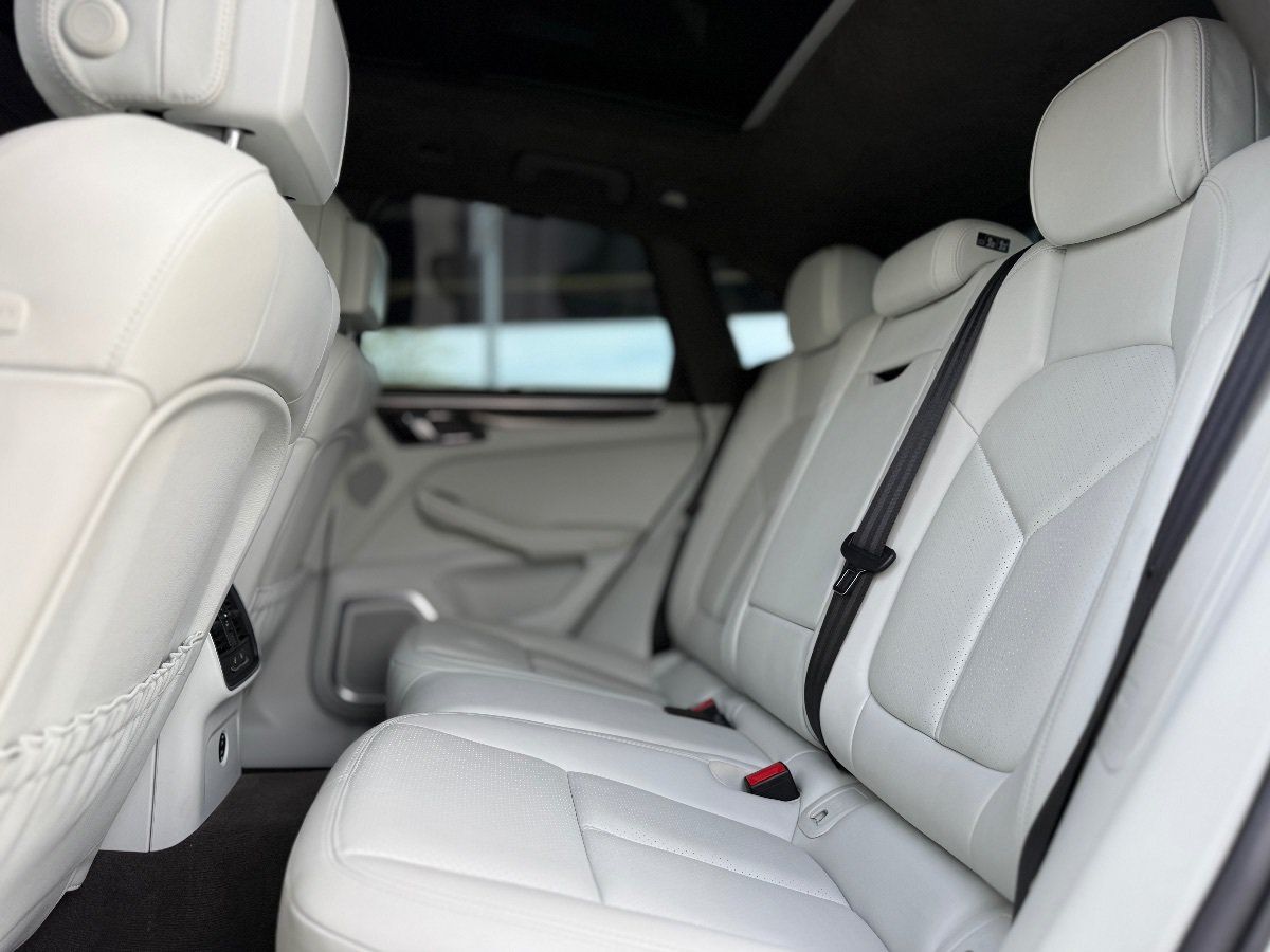 Used 2021 Porsche Macan Turbo AWD/4WD image 24