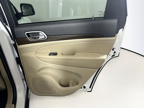 Used 2018 Jeep Grand Cherokee Laredo image 27