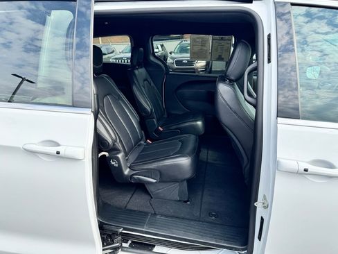 Used 2025 Chrysler Pacifica Select image 14