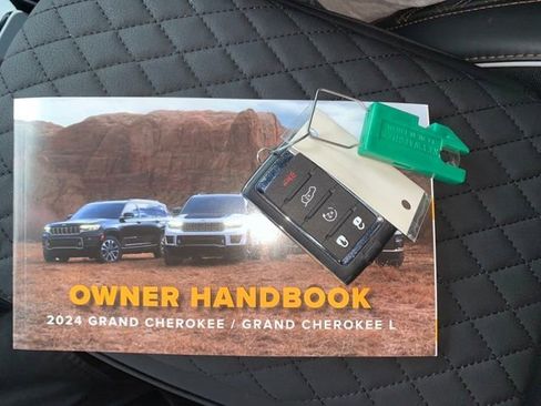 Used 2024 Jeep Grand Cherokee L Summit AWD/4WD image 31