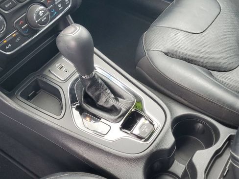 Used 2019 Jeep Cherokee Limited FWD image 25