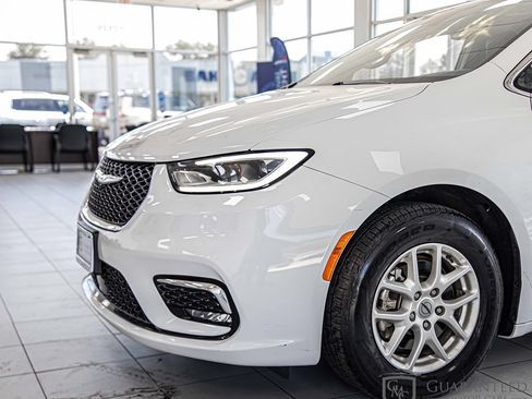 Used 2021 Chrysler Pacifica Touring-L FWD image 5