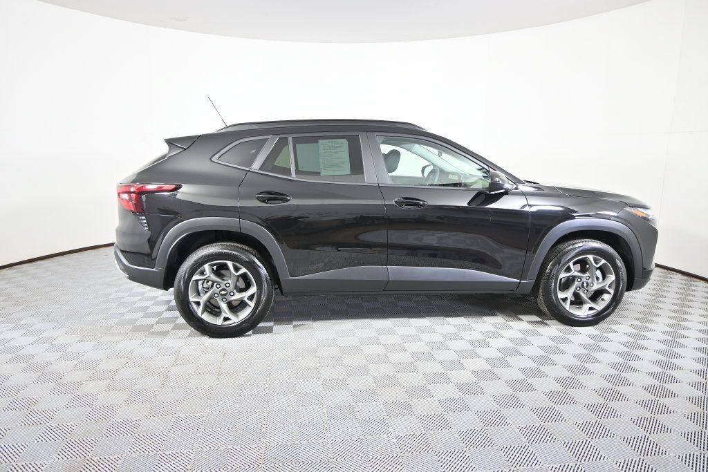 Used 2025 Chevrolet Trax LT FWD image 7
