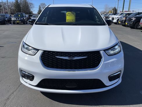 Used 2025 Chrysler Pacifica Select FWD image 3