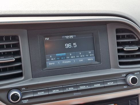 Used 2020 Hyundai Elantra SE FWD image 18