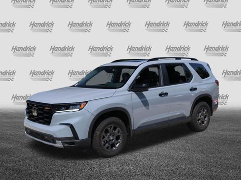 Used 2025 Honda Pilot TrailSport image 5